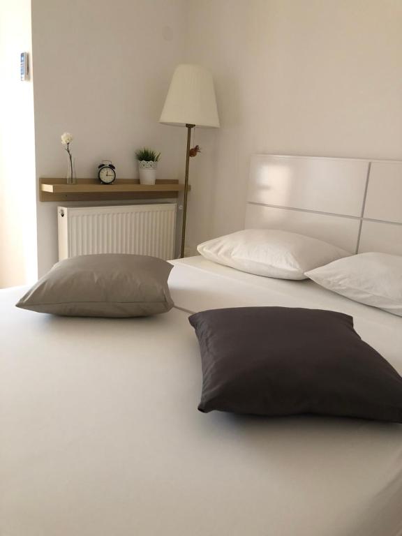 ブカレストにあるStudio Confort 2の大きな白いベッド(枕2つ付)