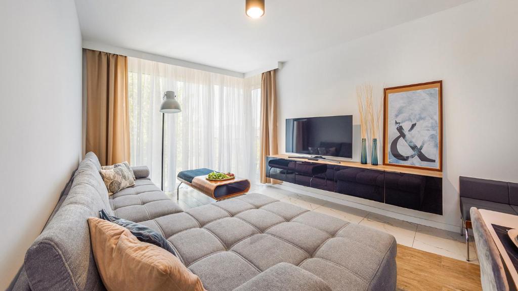 Televízia a/alebo spoločenská miestnosť v ubytovaní Apartamenty Holiday City - Perłowa Przystań