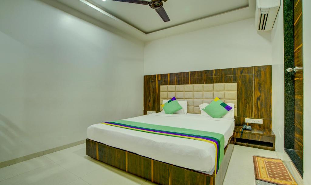 Кровать или кровати в номере Treebo Trend Elvis Inn, Chandivali