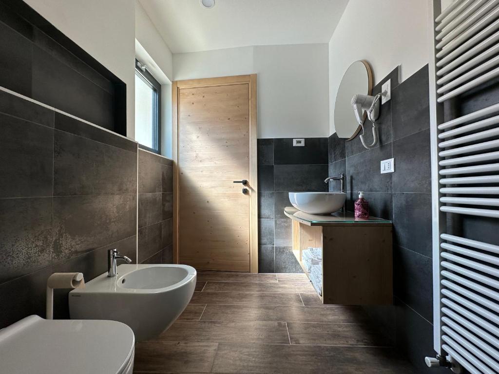 A bathroom at Agritur La Corte dei Ciliegi
