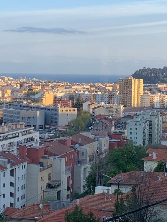 Nespecifikovaný výhled na destinaci Nice nebo výhled na město při pohledu z apartmánu