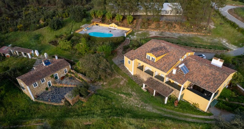 - une vue aérienne sur une maison avec une piscine dans l'établissement Quinta Castanheiro da Penha - Alegrete - Portalegre - Alentejo, à Alegrete