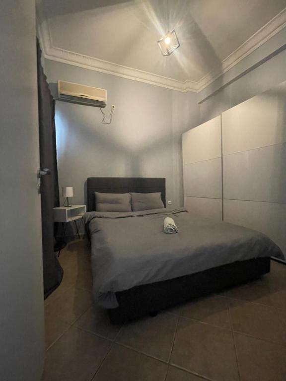 Postel nebo postele na pokoji v ubytování Nikea apartment near Piraeus port and metro st II