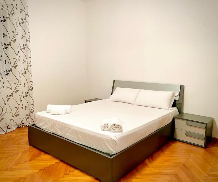 uma cama com duas toalhas num quarto em Locazione Turistica em Tessera