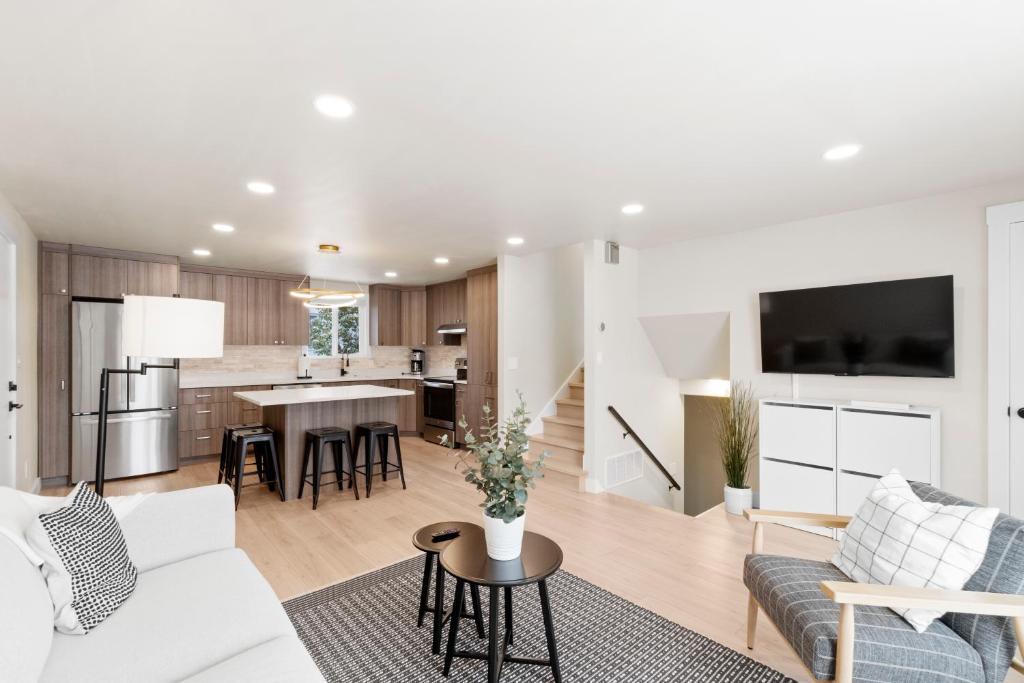 een woonkamer en een keuken met een bank en een tafel bij Modern Home near Salt Lake's Attractions in Salt Lake City