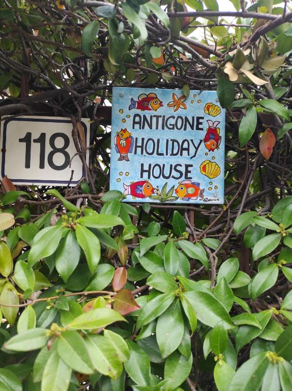 モンデッロにあるAntigone Holiday Houseの別荘入口の看板