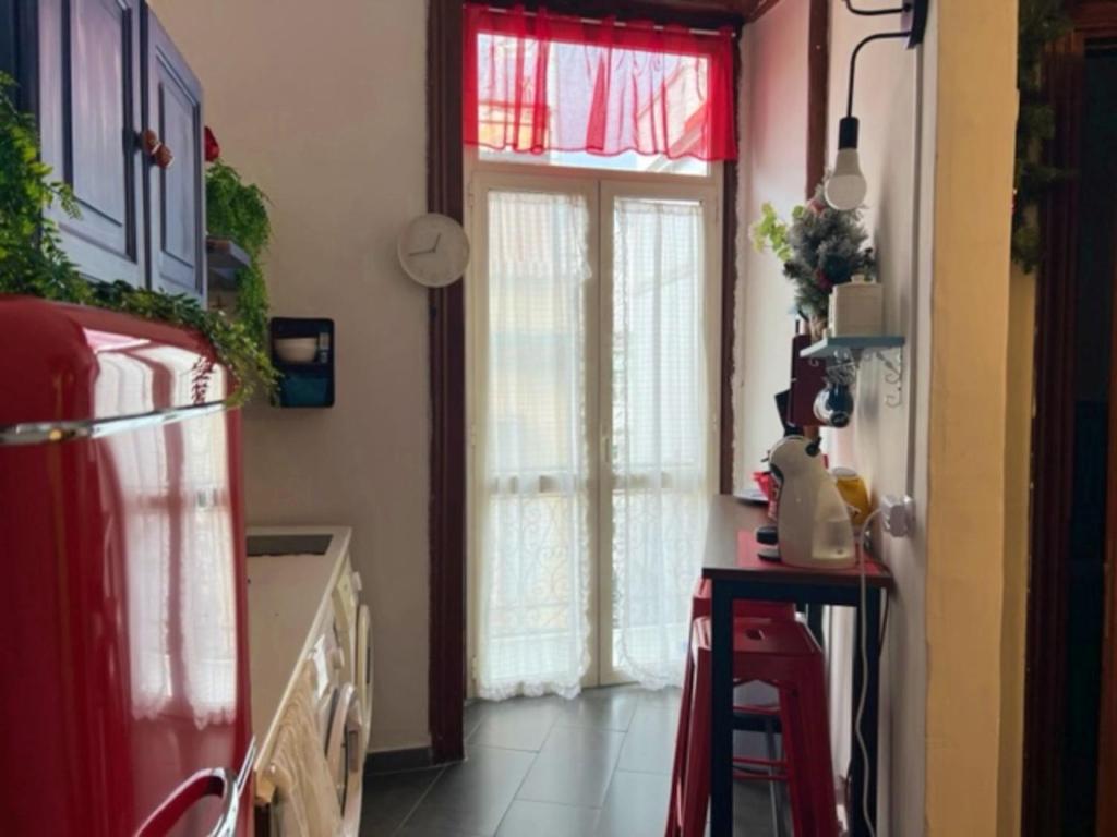 A kitchen or kitchenette at La porta accanto