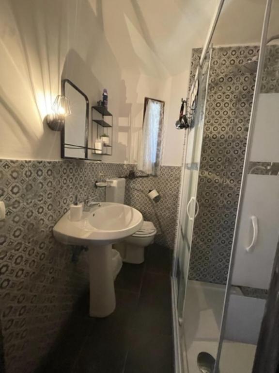 A bathroom at La porta accanto