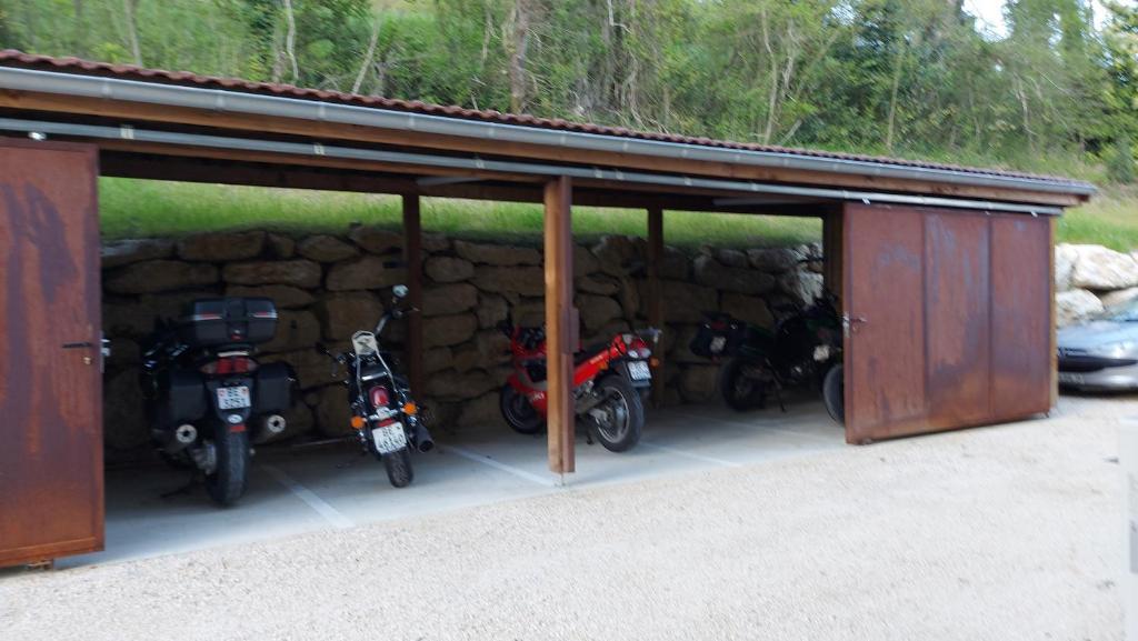 un groupe de motocycles garés dans un garage dans l'établissement Brun, à Saint-Lattier