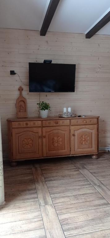 Televízia a/alebo spoločenská miestnosť v ubytovaní Domek z Piernika 729-656-514