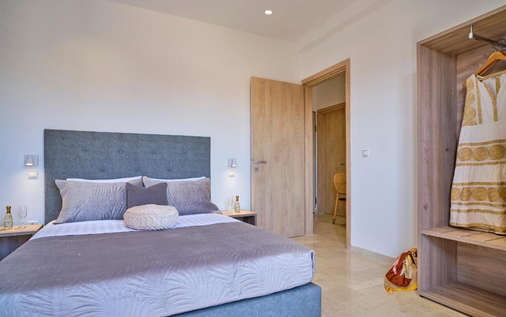 Postel nebo postele na pokoji v ubytování Sunflower Suites Gouvia Corfu