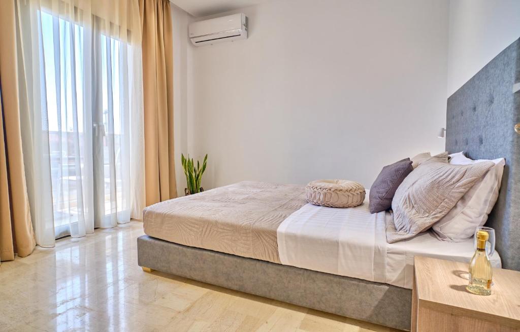 Postel nebo postele na pokoji v ubytování Sunflower Suites Gouvia Corfu