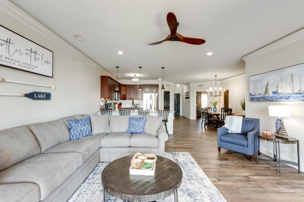 Posezení v ubytování Lakefront Condo with Pool Access in Osage Beach!
