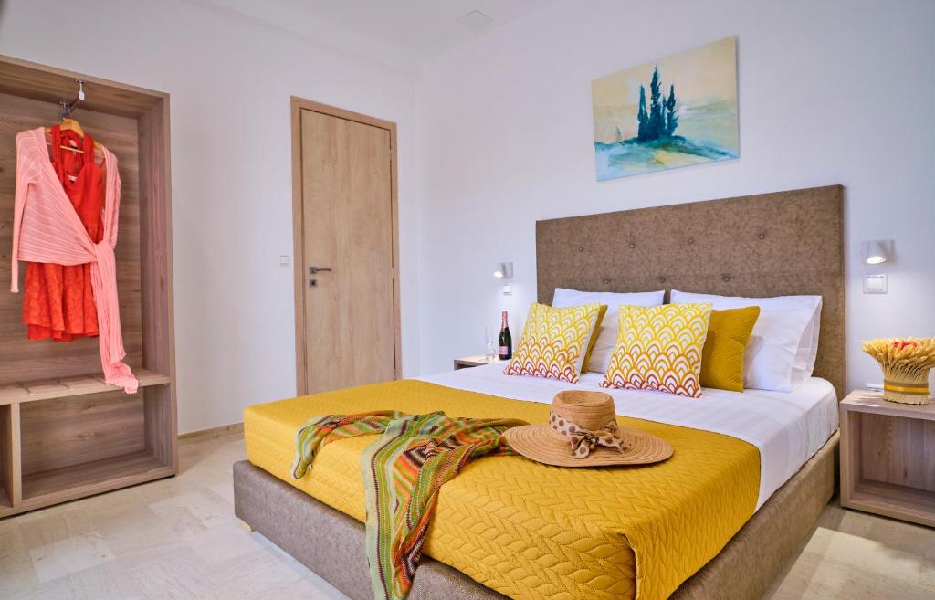 Postel nebo postele na pokoji v ubytování Sunflower Suites Gouvia Corfu