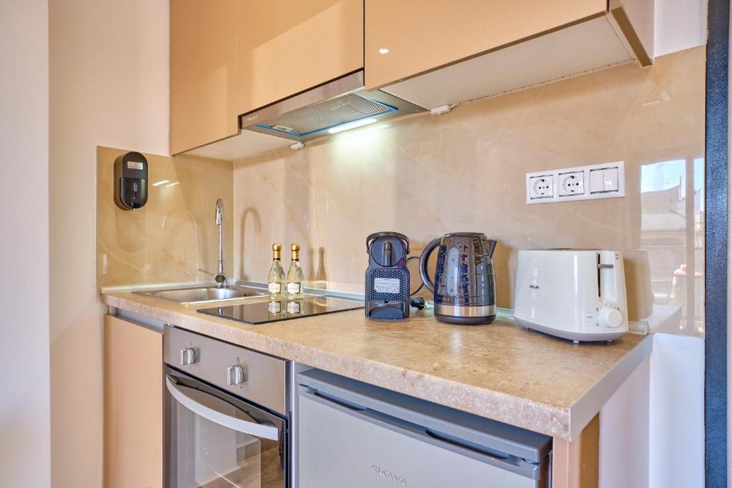 Kuchyň nebo kuchyňský kout v ubytování Sunflower Suites Gouvia Corfu