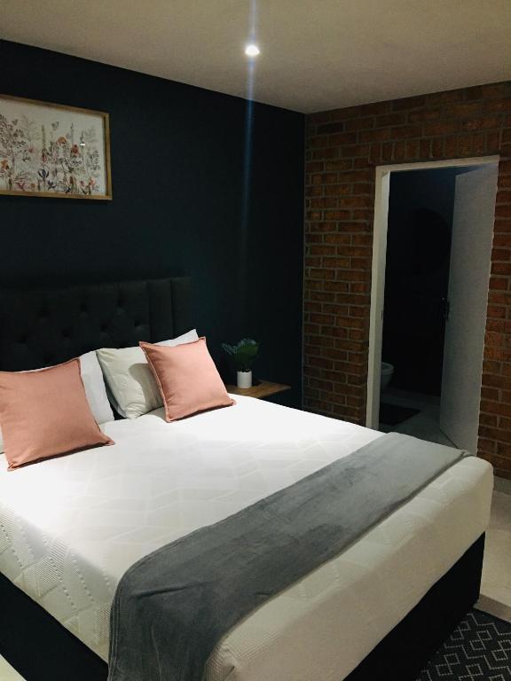Black Rose Guesthouse - 