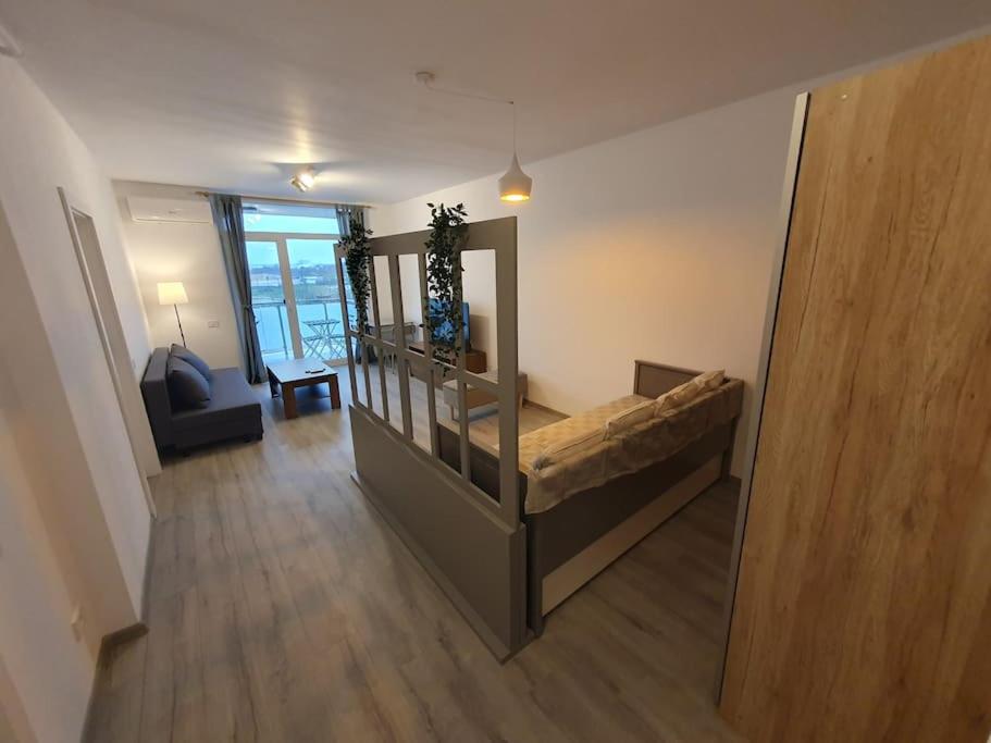 een woonkamer met een bed en een trap bij New Luxury Flat Near City Center in Timişoara