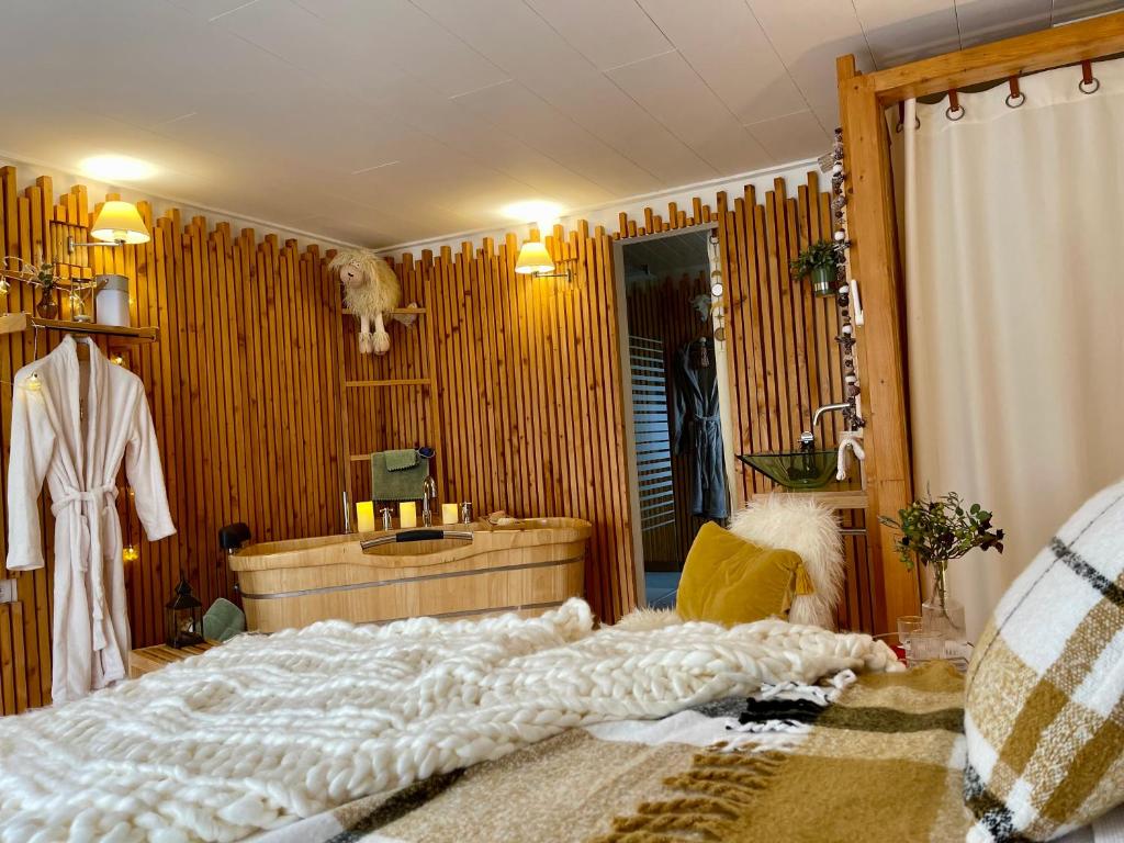 Postel nebo postele na pokoji v ubytování Gîte Les logis du Pech