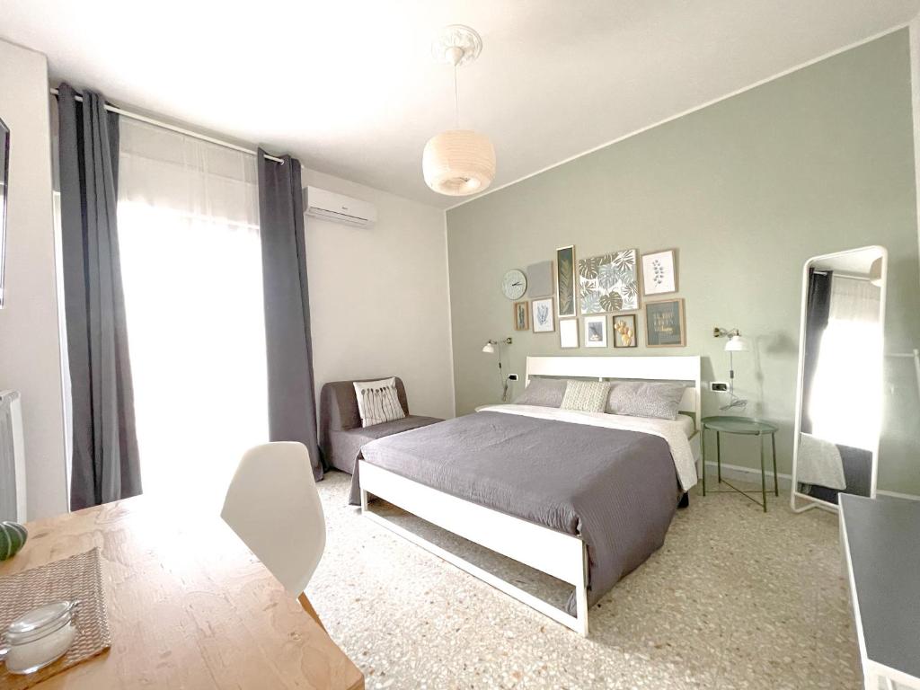 1 dormitorio con 1 cama, 1 mesa y 1 silla en Salecce B&B, en Lecce