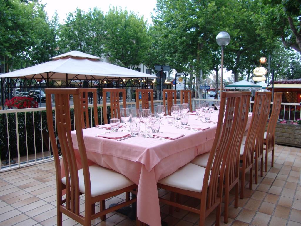 Reštaurácia alebo iné gastronomické zariadenie v ubytovaní Hotel Excelsior