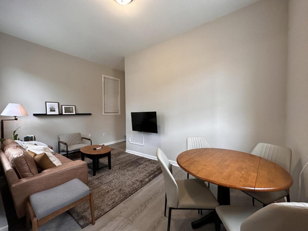 - un salon avec un canapé et une table dans l'établissement Flexhome Economy 2BR Apt MP6 - READ INFO, à Milwaukee