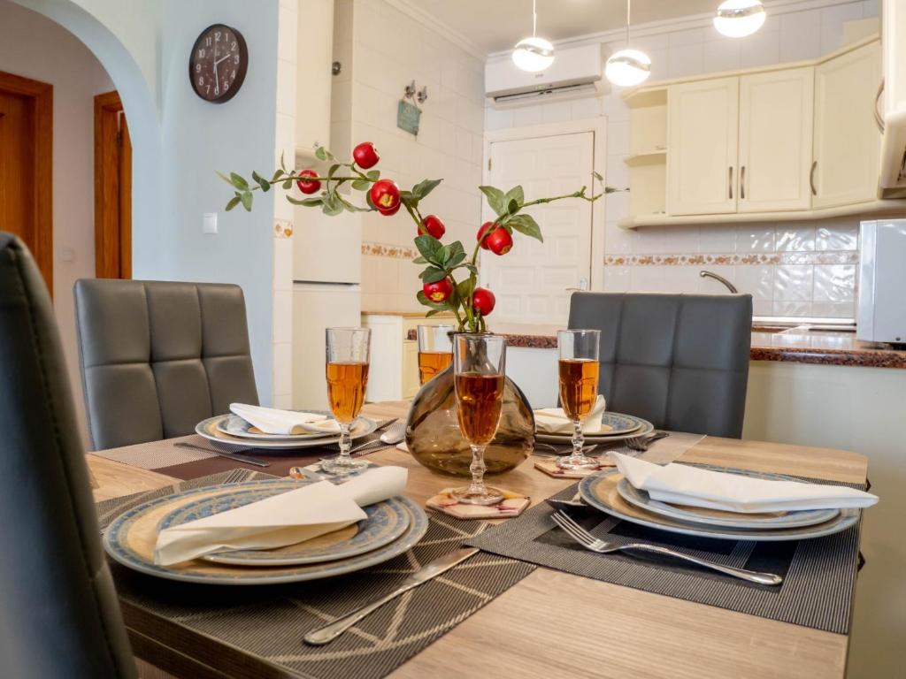 einen Esstisch mit Tellern und Gläsern darauf in der Unterkunft Casa La Florida - Holiday Rental in Alicante