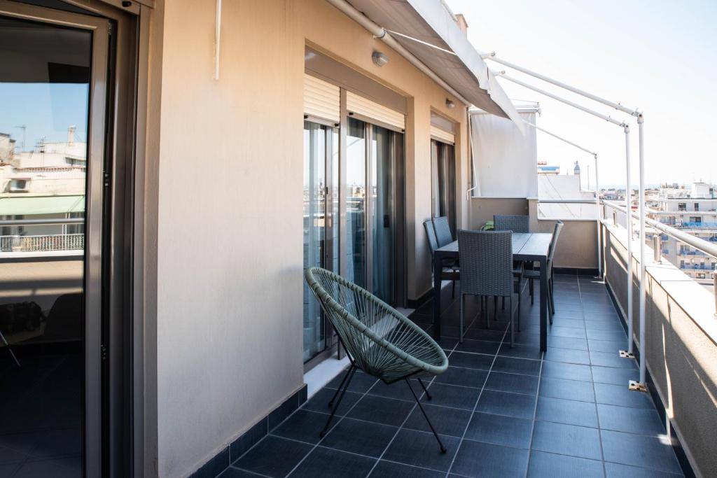 - un balcon avec une table et des chaises dans un bâtiment dans l'établissement Syggrou Project 44, à Thessalonique