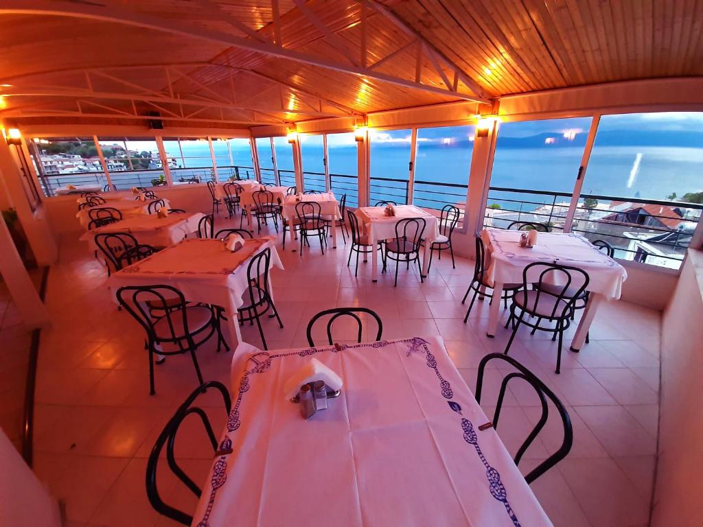 A restaurant or other place to eat at Mitho Hotel Spa