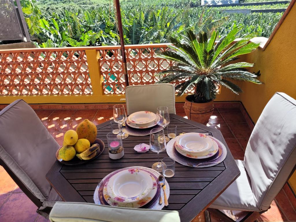 una mesa con platos de comida en la parte superior de un balcón en La Cuadra en Buenavista del Norte