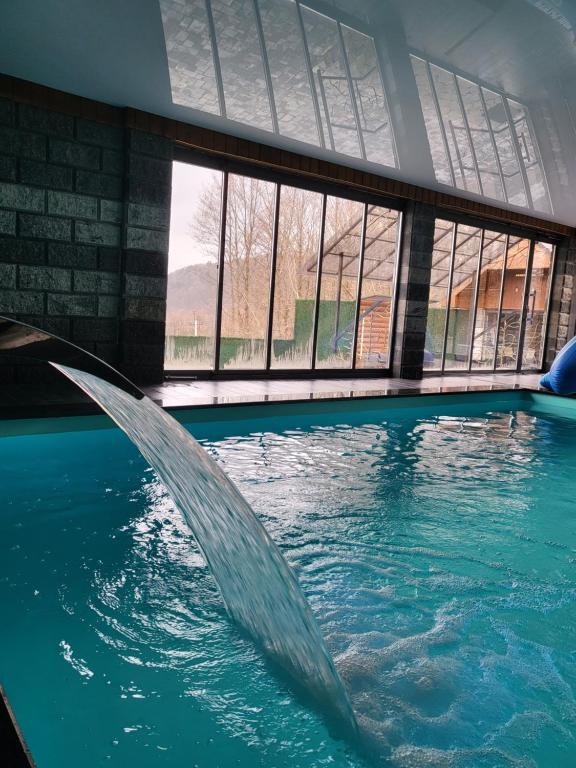 une fontaine dans une piscine dans un bâtiment dans l'établissement БЕРЕЗИНИ, 