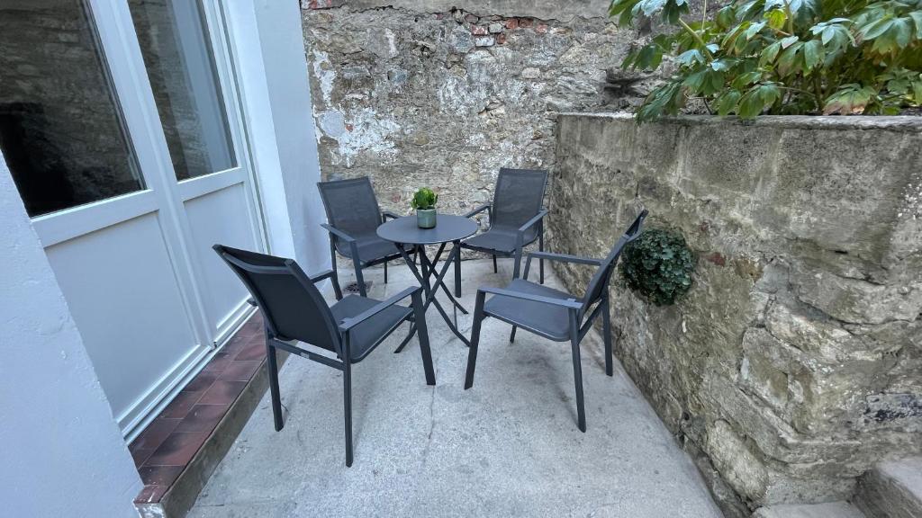 Patio alebo iná vonkajšia časť ubytovania Au Beau Duplex de la Basilique