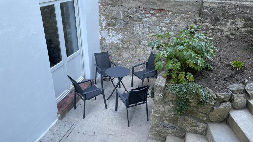 Patio alebo iná vonkajšia časť ubytovania Au Beau Duplex de la Basilique