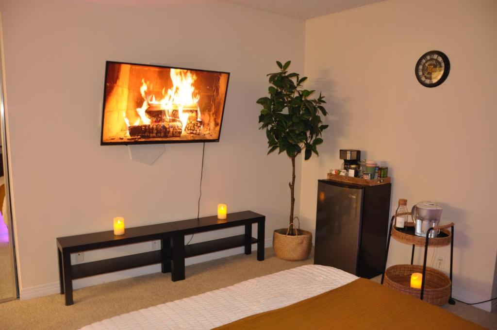 sala de estar con chimenea en la pared en Exclusive Private Room in the Shared Apartment by the Ocean en Los Ángeles