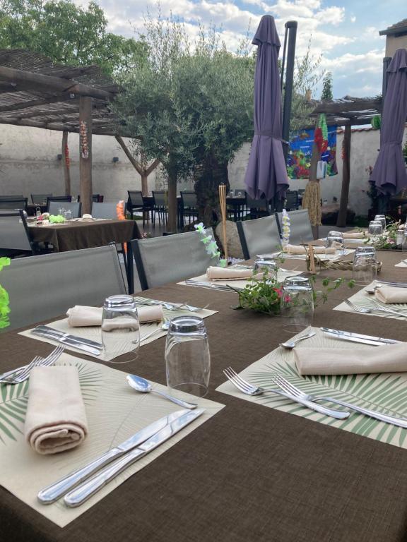 a table with napkins and utensils on top at Auberge des Sauterelles in Sermersheim