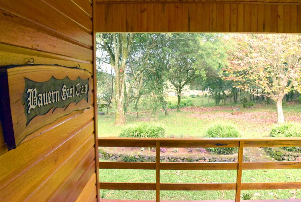 ノーヴァ・ペトローポリスにあるBauern Gast Chaletの庭を望むキャビン内の窓