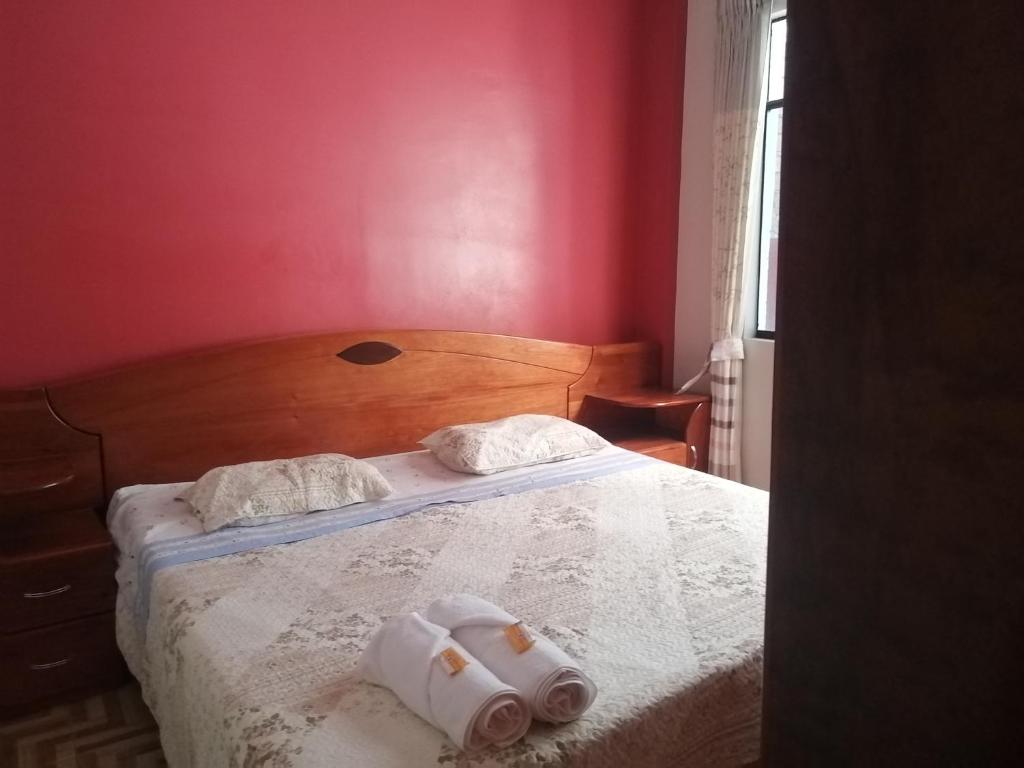 1 dormitorio con 1 cama con 2 toallas en MI SELVA Y SU ENCANTO, en La Merced