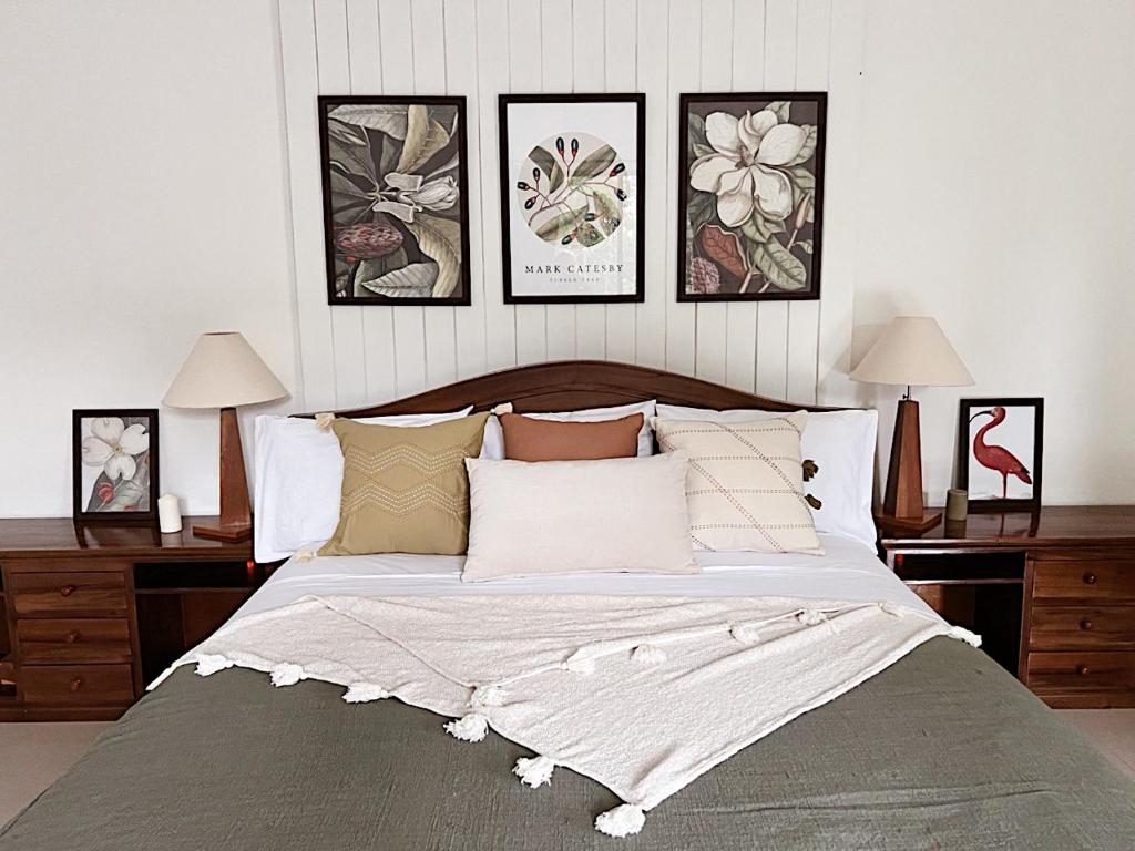 Postel nebo postele na pokoji v ubytování Dharma Shanti - Spacious Villa with Pool in UBUD