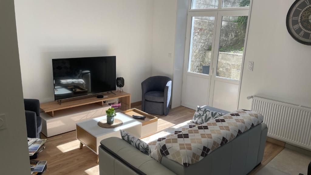 Televízia a/alebo spoločenská miestnosť v ubytovaní Au Beau Duplex de la Basilique