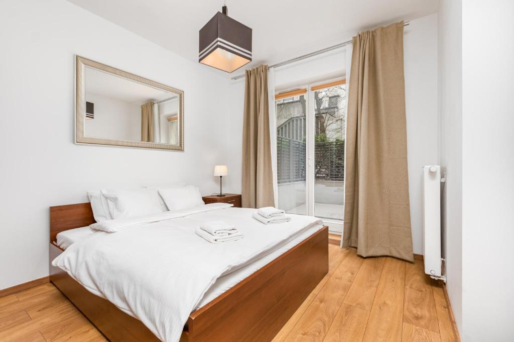 Postel nebo postele na pokoji v ubytování Apartamenty Piękna 28A by Your Freedom