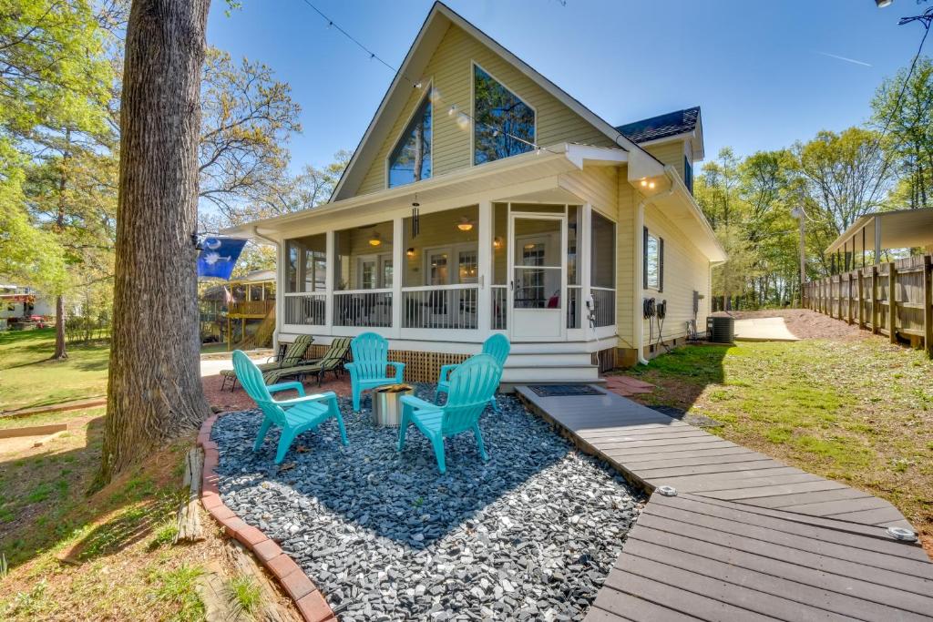 una casa con portico con sedie blu di Lake Hartwell Vacation Rental with Boat Dock and Slip! a Fair Play
