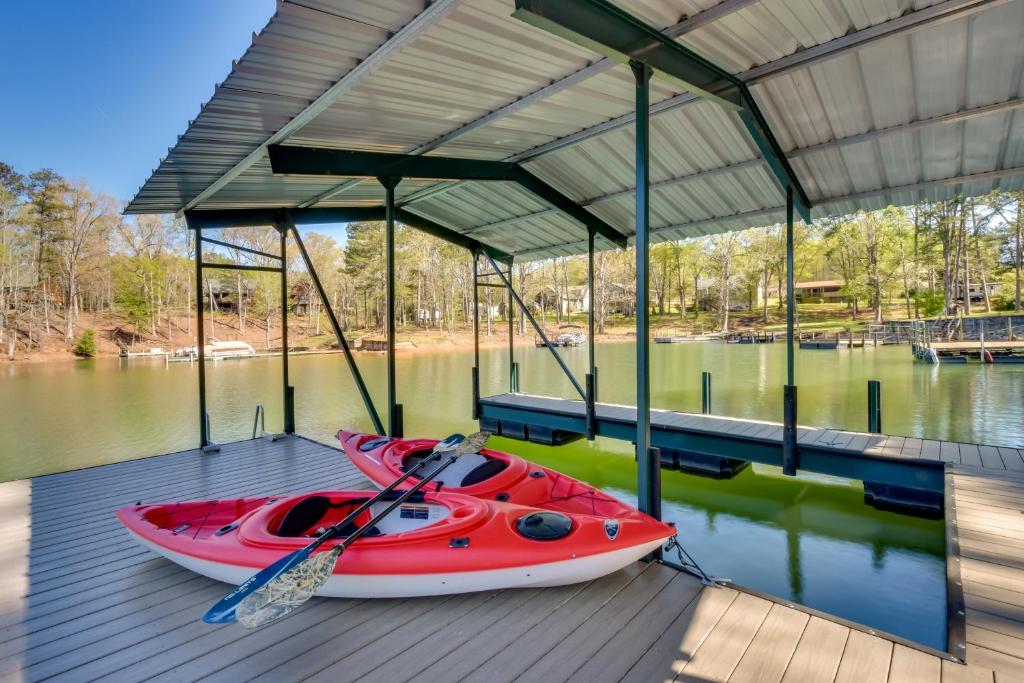 Lake Hartwell Vacation Rental with Boat Dock and Slip! - Casa De Vacaciones