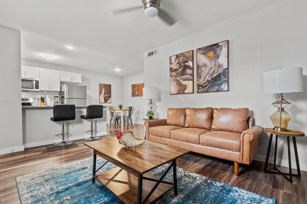 a living room with a couch and a table at Evonify Stays - Hyde Park Apartments - UTEXAS in Austin