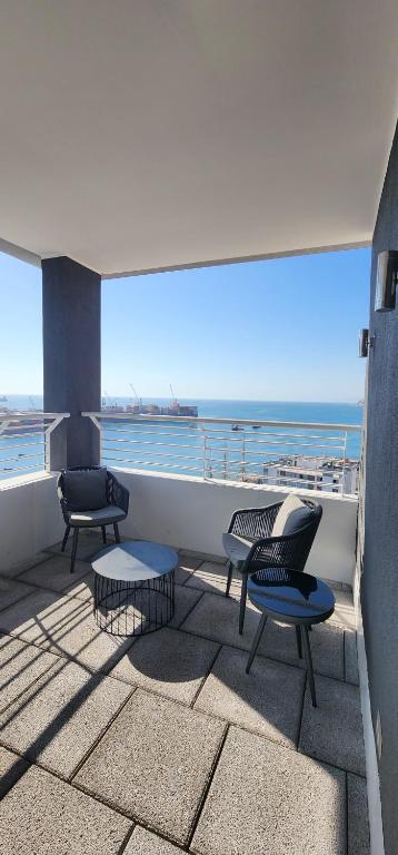 balkon z krzesłami i widokiem na ocean w obiekcie apartamento Lynch Costero Iquique w mieście Iquique