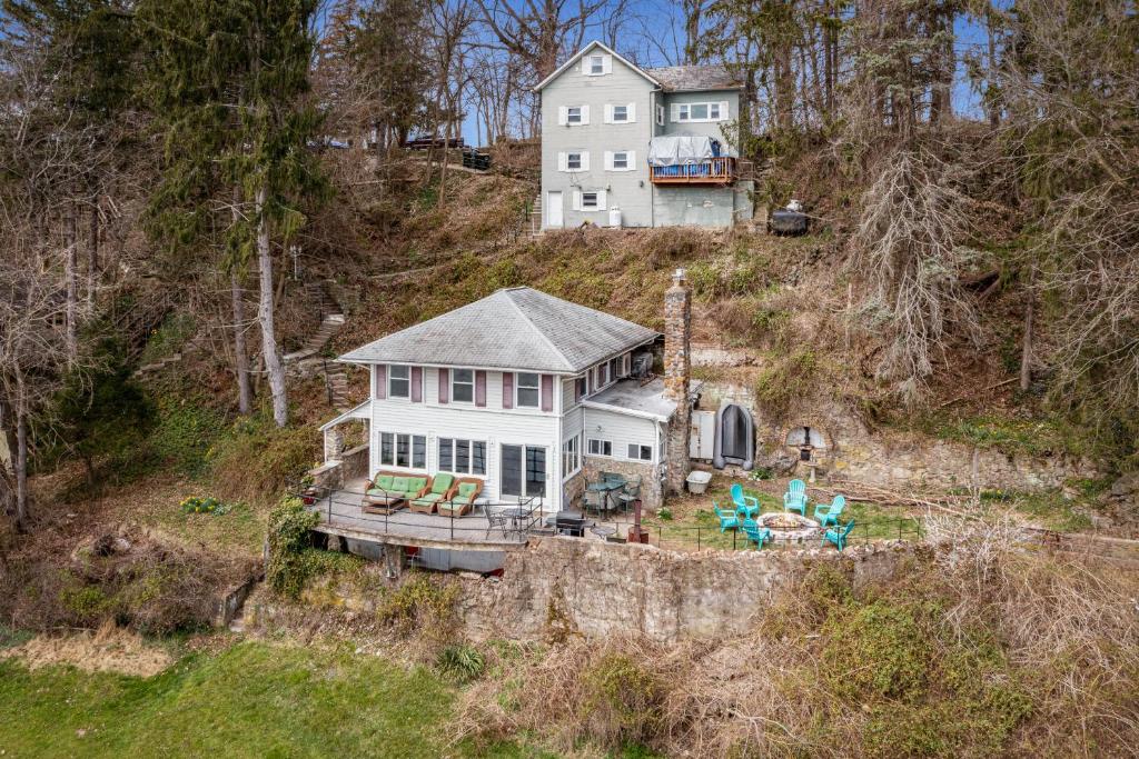 una vista aérea de una casa blanca en una colina en Secluded Riverfront Bangor Home with Fire Pit!, en Belvidere