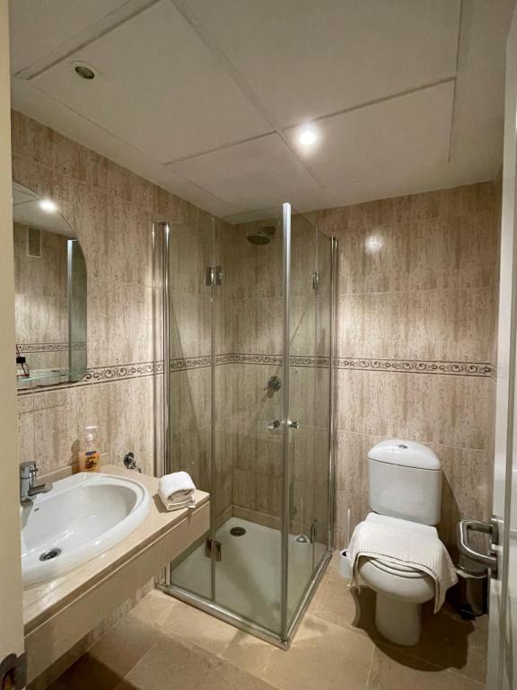 Kúpeľňa v ubytovaní Sea view apartment with great terrace and 4 pools - Duquesa Suites 308