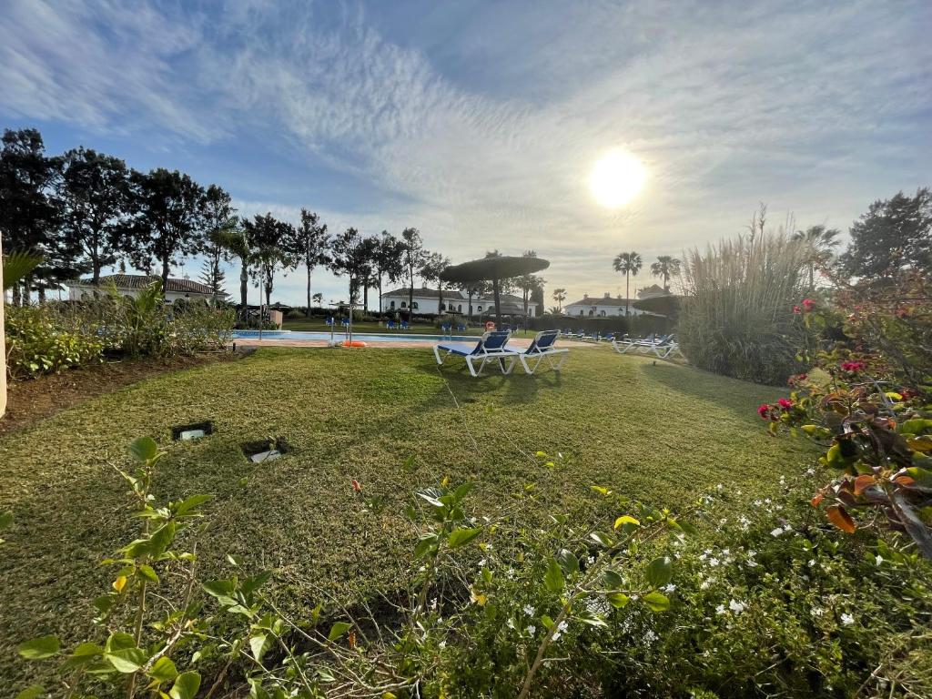 Vonkajšia záhrada v ubytovaní Sea view apartment with great terrace and 4 pools - Duquesa Suites 308