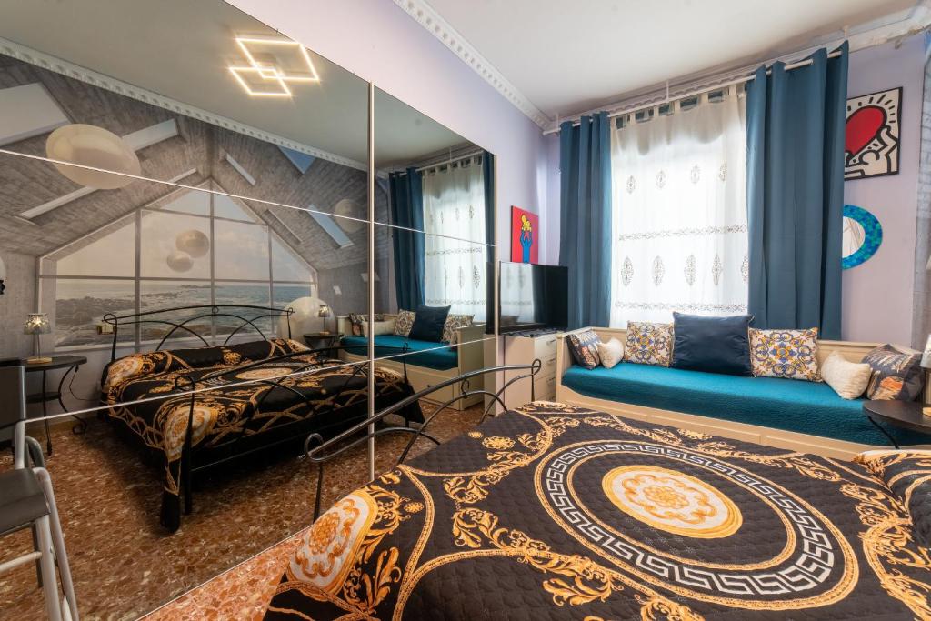 Schlafzimmer mit einem Bett und einem Spiegel in der Unterkunft Pisa Happy House in Pisa
