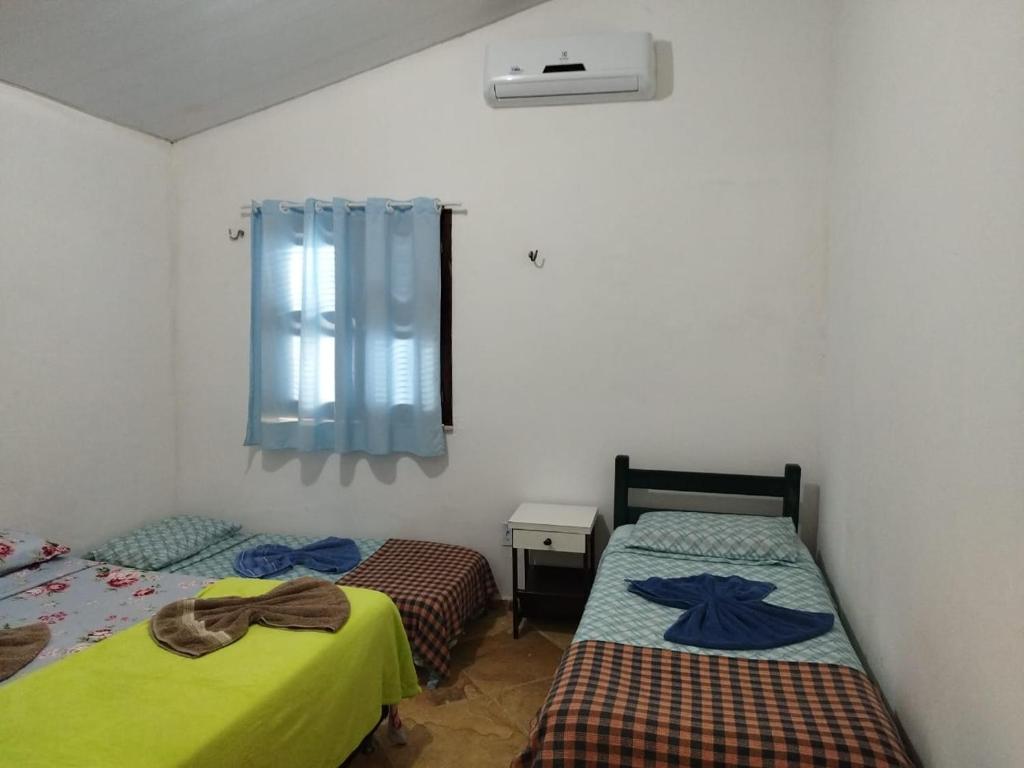 a room with two beds and a window in it at Casa no Residencia Familia in Canoa Quebrada