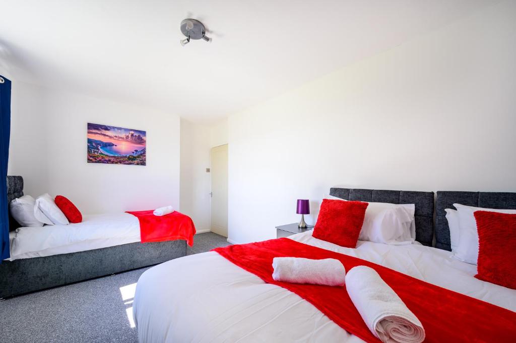 A bed or beds in a room at Starview Apartment-Manchester Airport