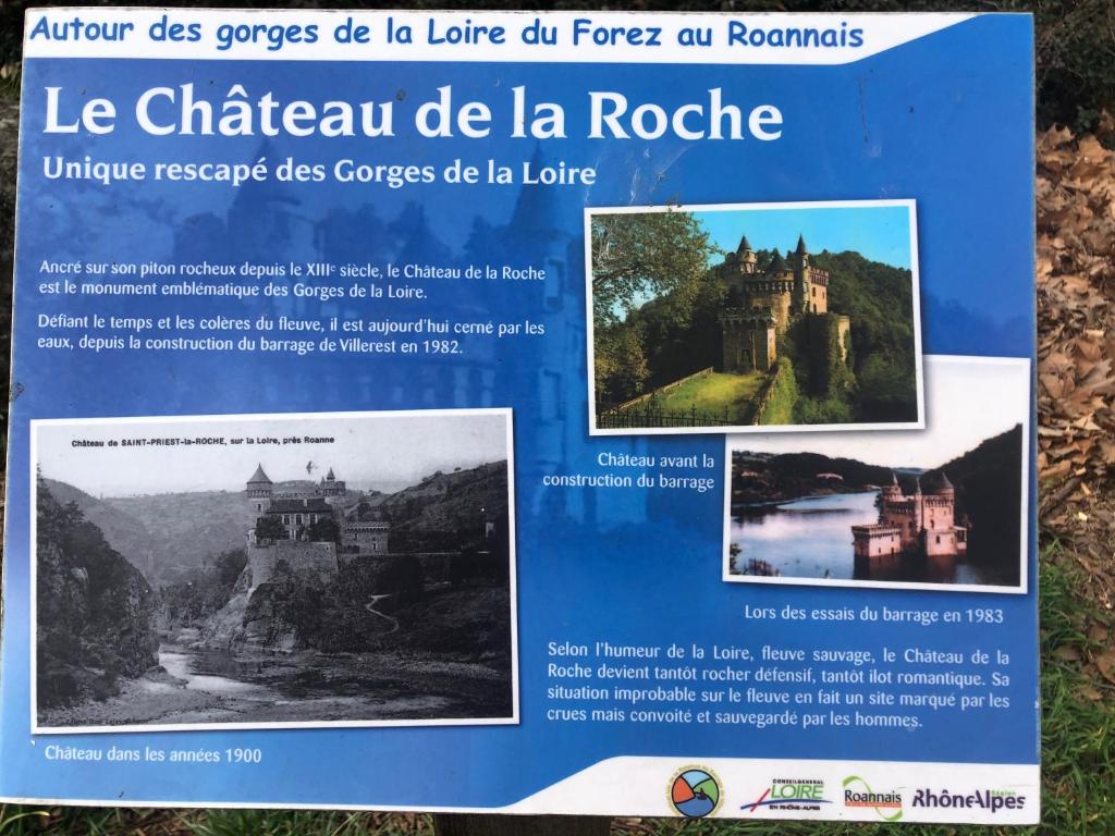una señal para un castillo a un lado de una montaña en Chez Ghislaine et Robert, 